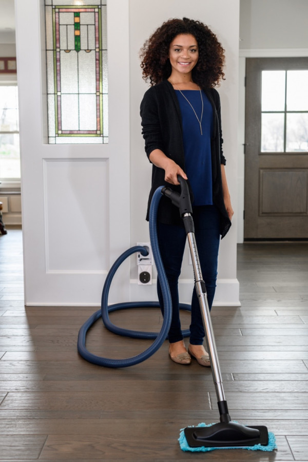 Kobieta używająca odkurzacza centralnego