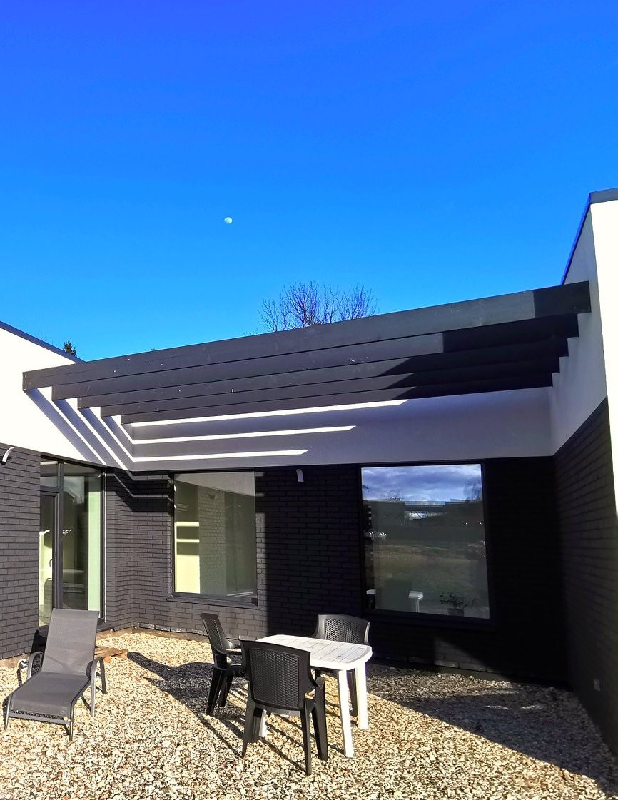 Elewacja budynku wykonana z płytek Izoflex P.16 BRISTOL, faktura łupek. fot. Inesta