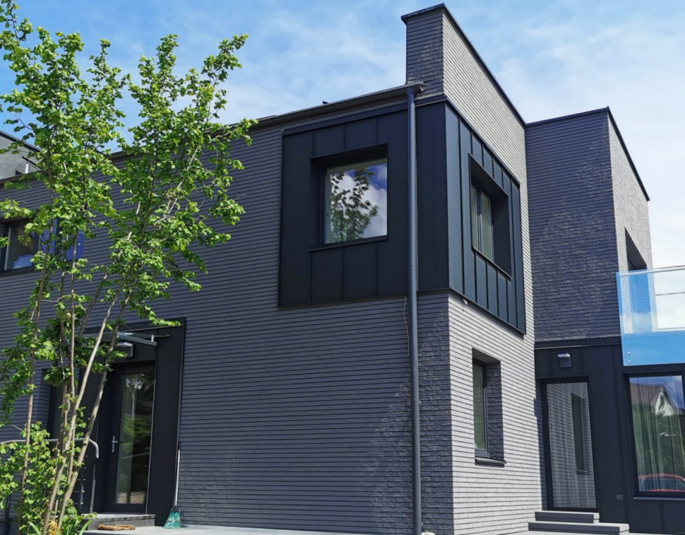 Elewacja budynku wykonana z płytek Izoflex 110 PIEMONT, 52x360mm bez fugi pionowej. fot. Inesta