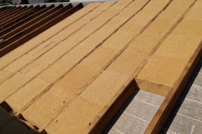 Czy wełna drzewna nadaje się do izolacji dachu skośnego?