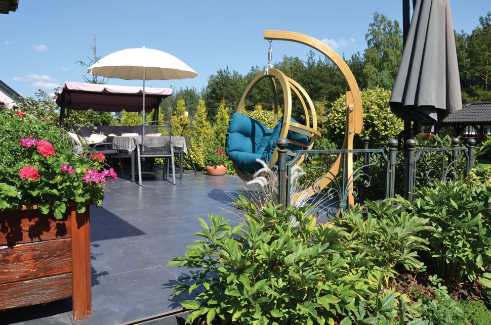 Płyta tarasowa wykończona dużymi mrozoodpornymi elementami gresu