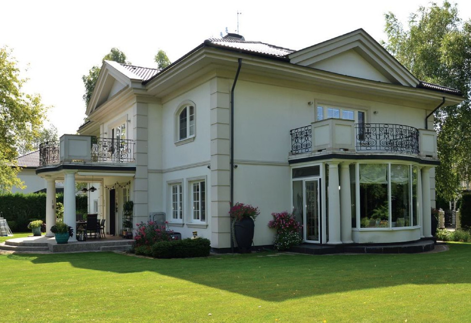 W obrębie bocznego zachodniego tarasu niedawno dobudowano ogród zimowy