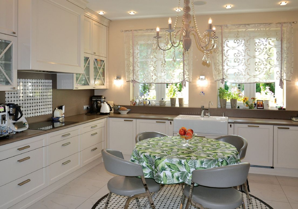 Głównym elementem ozdobnym kuchni jest posadzka, wykończona płytami marmuru i wzorzystym okrągłym dekorem oraz obszerna zabudowa w klasycznej formie i kolorystyce