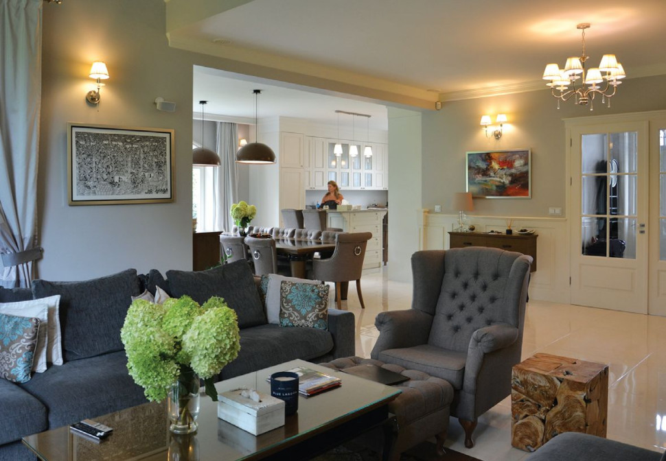 Widok z salonu na kuchnię i jadalnię