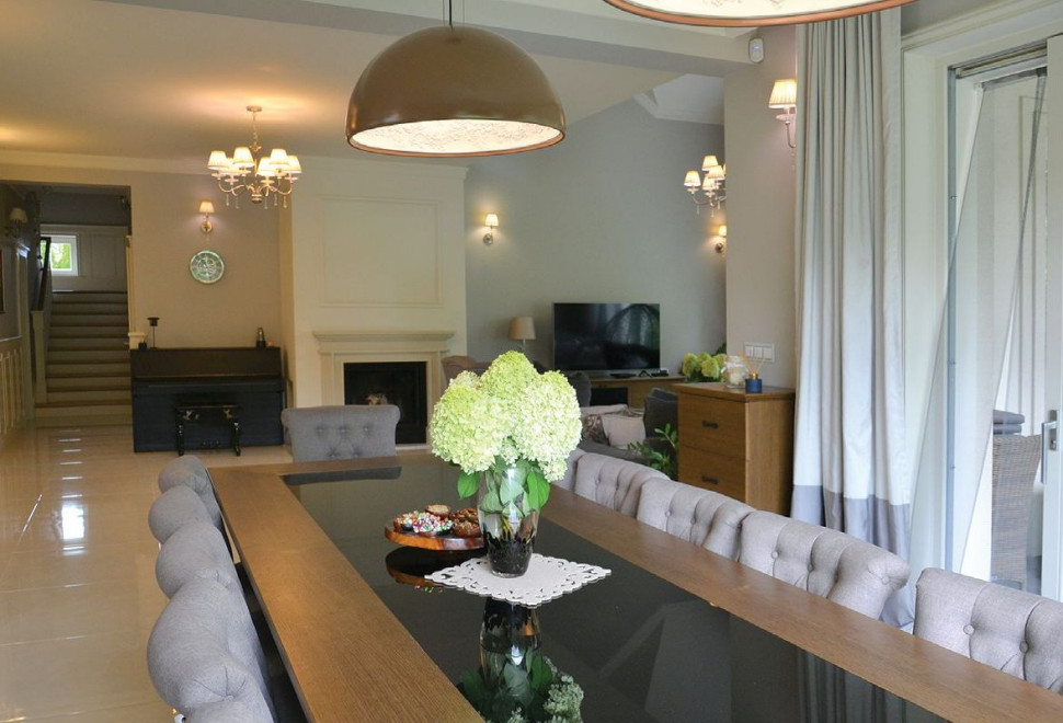 Kominek z kwadratową szybą i grawitacyjnym sposobem rozprowadzania ciepła