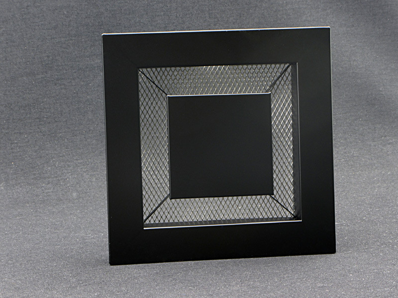 Kratka wentylacyjna CZARNA - kratka polakierowana na kolor RAL 9005. Jest to typowy czarny kolor, w lekkim połysku.