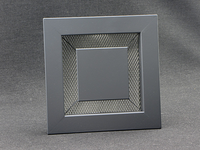 Kratka wentylacyjna GRAFIT/SZARA - kratka polakierowana na kolor RAL 7024. Jest to kolor o pół tonu jaśniejszy niż antracyt. Ten kolor jest w lekkim połysku.