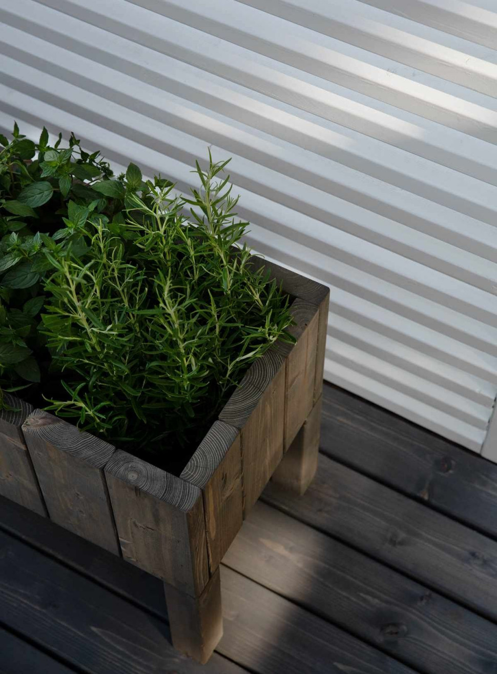 Skrzynia na rosliny na tarsie odonowieona produktami: TIKKURILA VALTTI PLUS COMPLETE, KOLOR 5069