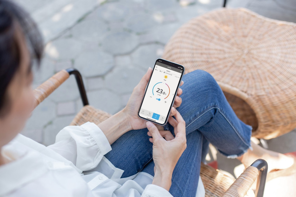 Korzystając z aplikacji Comfort Cloud na smartfonie możemy zdalnie kontrolować pracę klimatyzacji. Albo włączyć samą funkcję oczyszczania powietrza nanoe X.