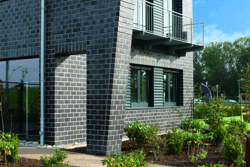 Ciemna cegła klinkierowa na elewacji. fot. Röben