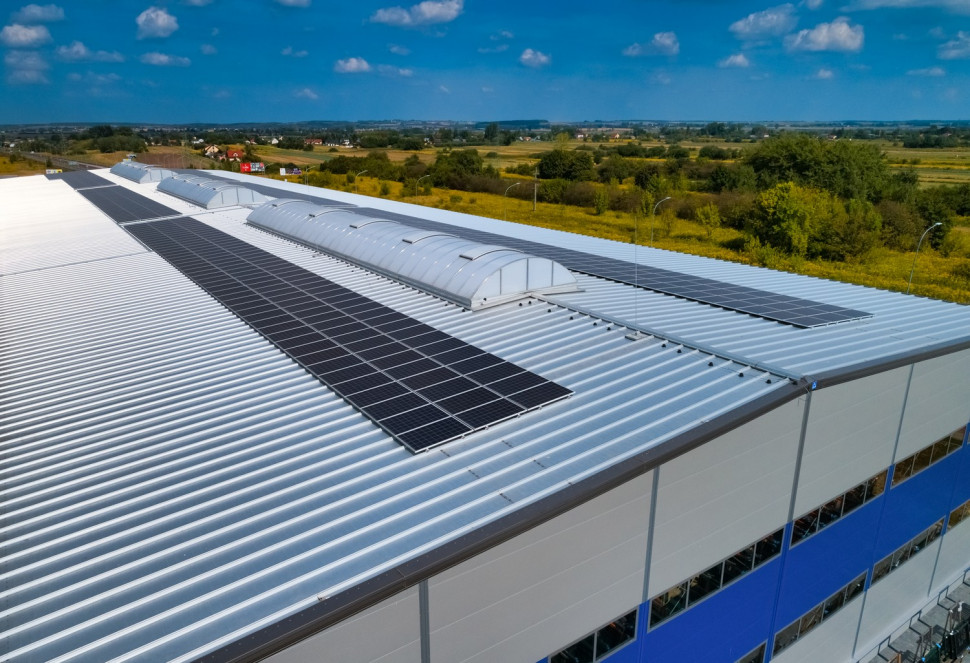 W dużych instalacjach trzeba uwzględnić nie tylko to, że paneli jest wiele, lecz również fakt, że są różnie wyeksponowane na słońce. Trzeba więc założyć falownik o większej liczbie wejść MPPT.