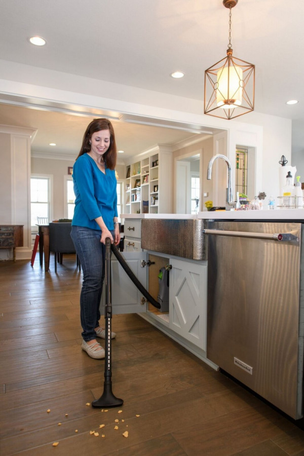 Odkurzacz ukryty w szafce kuchennej