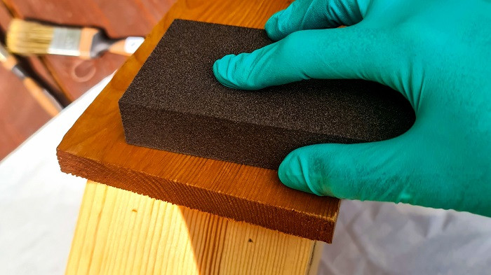 Szlifowanie drewna przygotowanego do budowy domku dla szkół