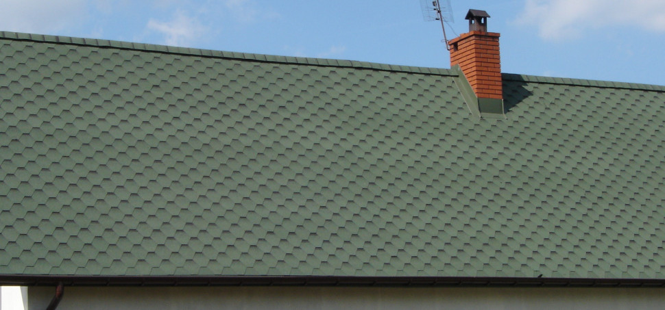 Dach kryty gontem bitumicznym CIENIOWANY zielony Katepal. fot. Stema