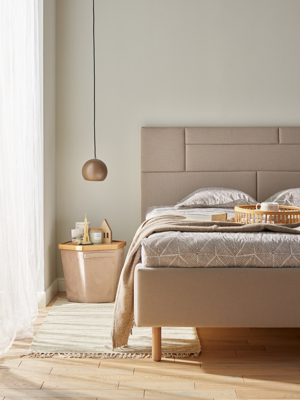 Łóżko tapicerowane z zagłówkiem, fot. VOX