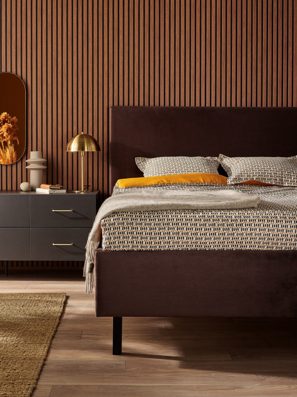 Łóżko tapicerowane z zagłówkiem, fot. VOX