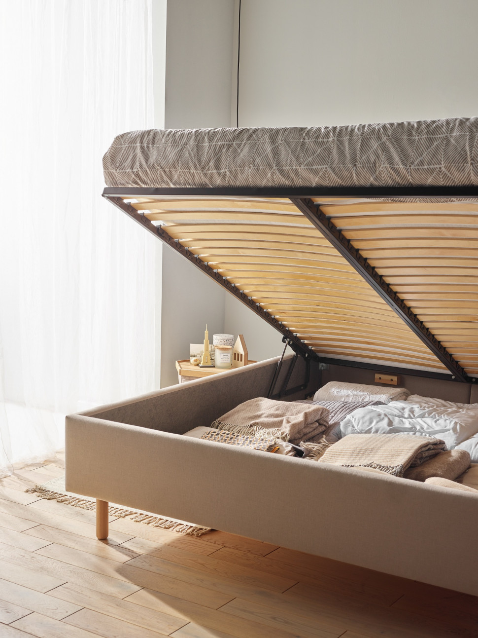 Pojemnik na pościel w łóżku tapicerowanym od VOX