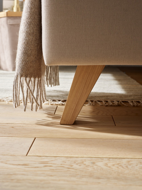 Wysokość nóżek łóżka wynosi 18 cm