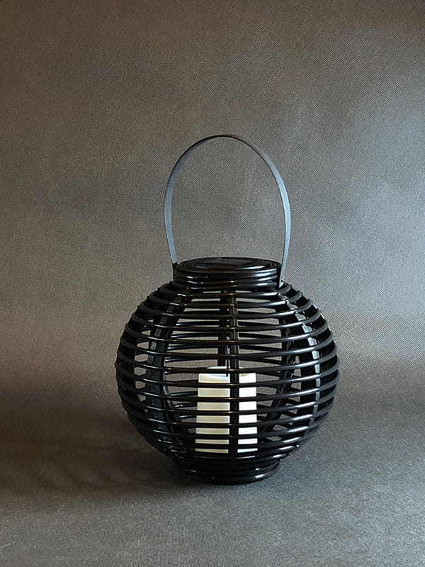 Latarnia solarna LED wykonana z materiału imitującego rattan