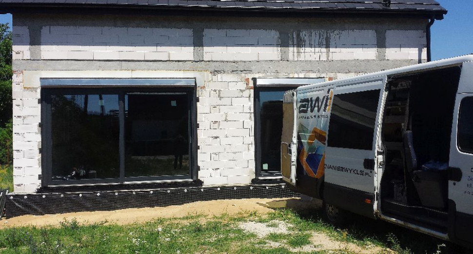 Ciepły montaż drzwi balkonowych. fot. AWILUX