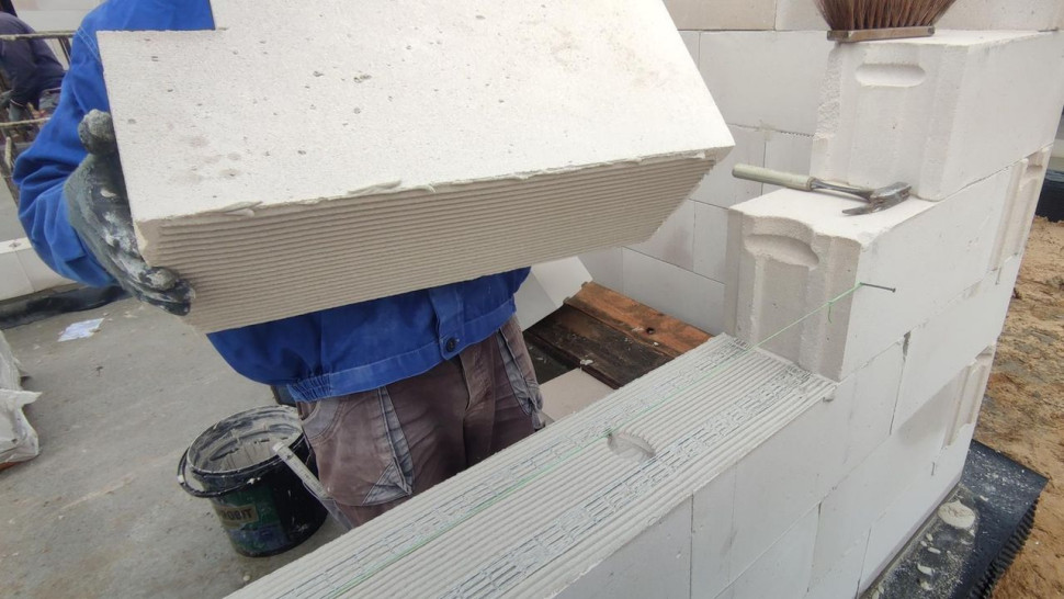 Wznoszenie ścian z bloczków betonu komórkowego wykonuje się łatwo i precyzyjnie