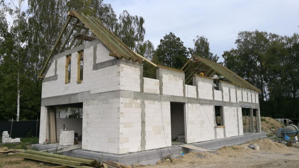 Dom wznoszony z bloczków betonu komórkowego