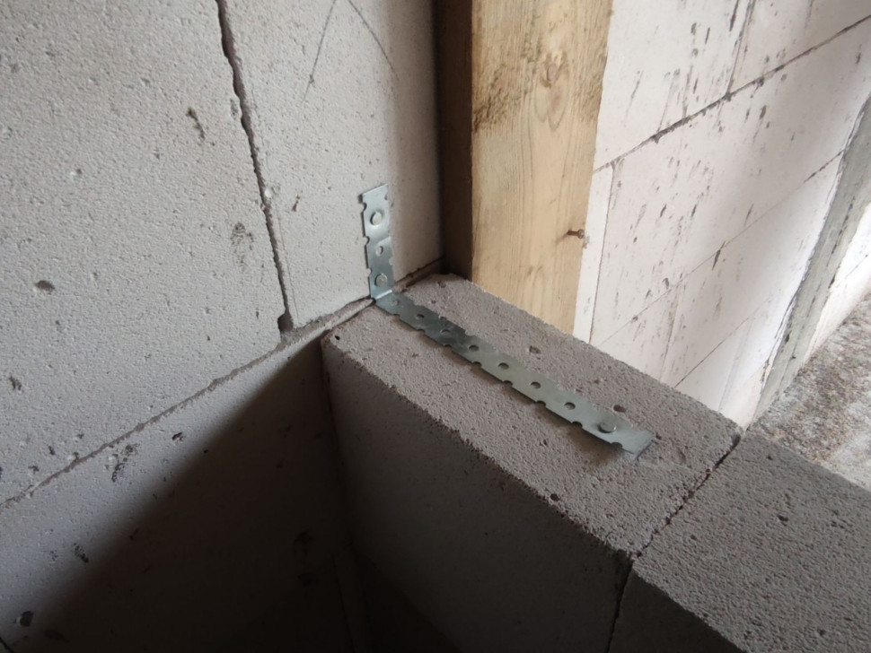 Połączenie muru z betonu komórkowego ze ścianą działową