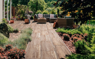 Czym się kierować przy wyborze materiału na taras na gruncie?