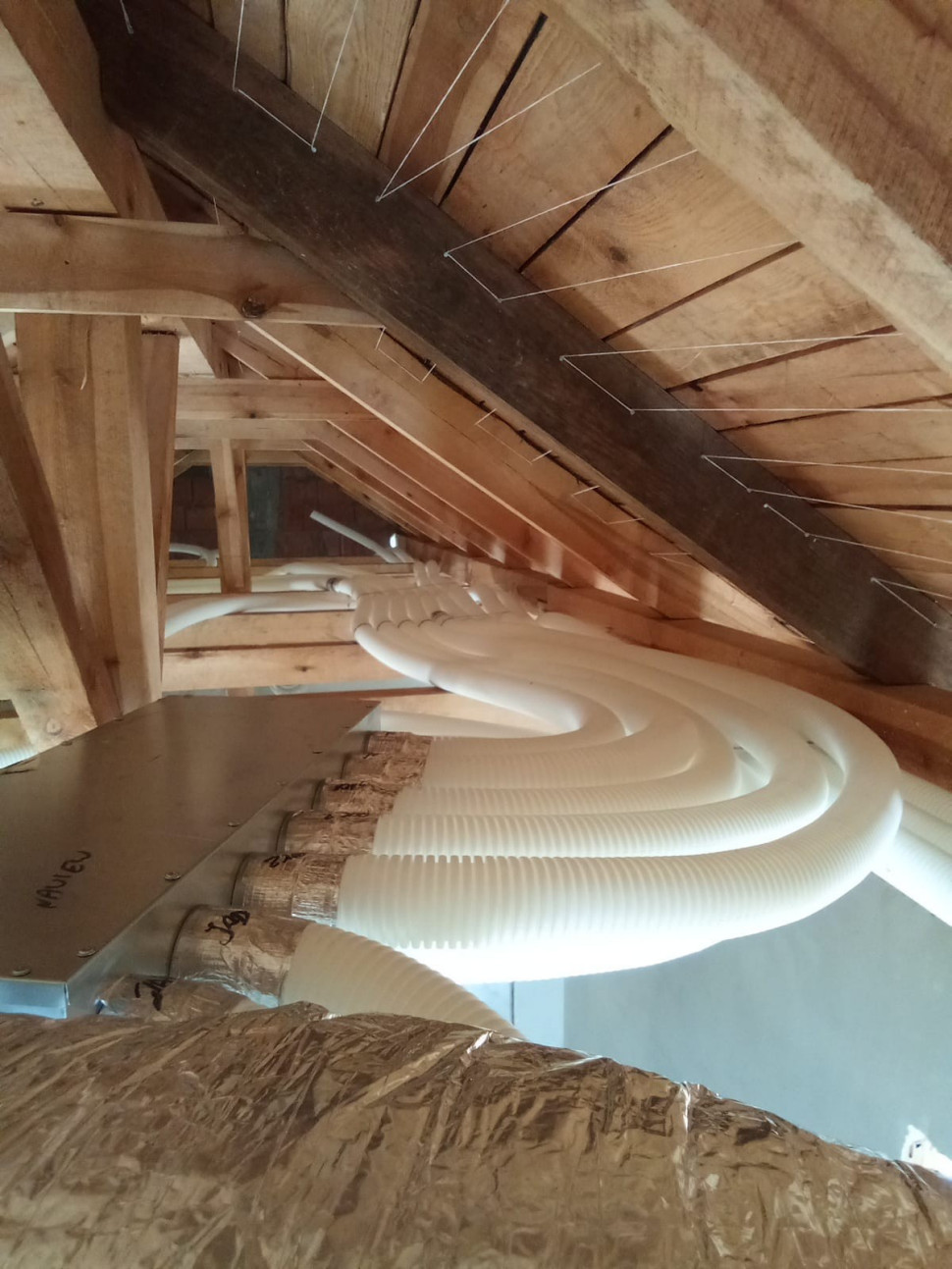 Fragment instalacji wentylacyjnej z rozdzielaczem