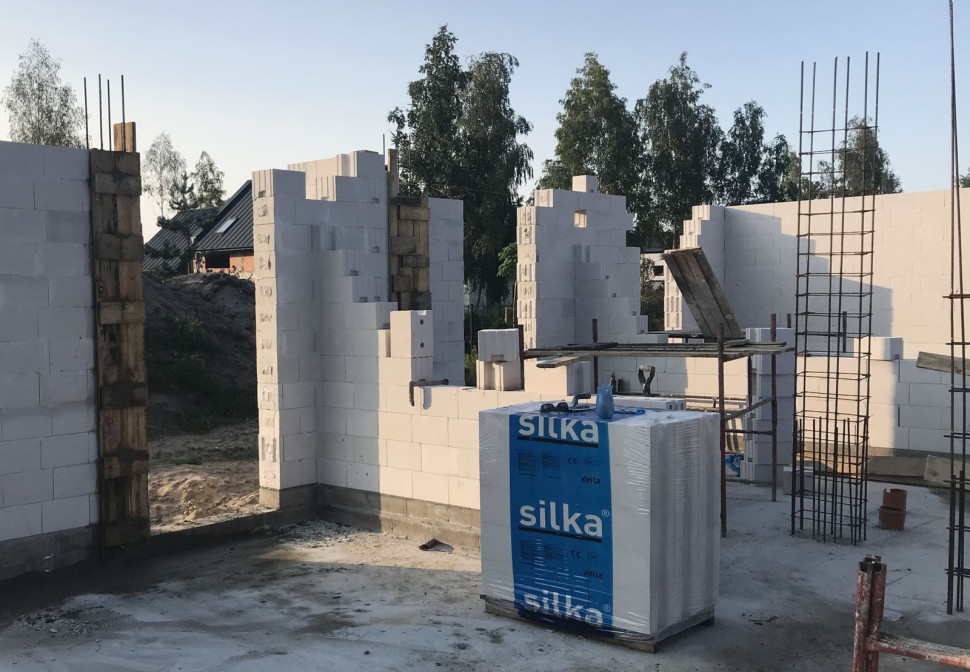 Mur z żelbetowymi filarami i bloczkami silikatowymi