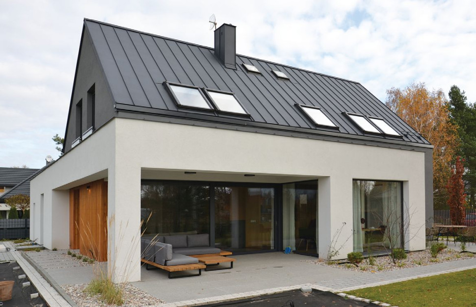 Ściany wykończono tynkiem silikonowym i okładziną z modrzewia syberyjskiego