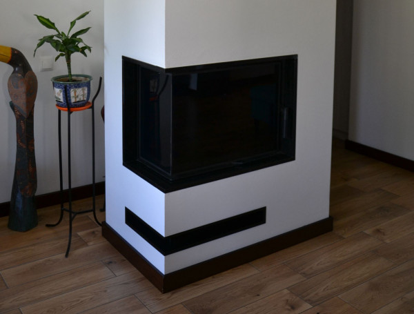 Płyty gresu, imitujące deski podłogowe, ułożone przy kominku