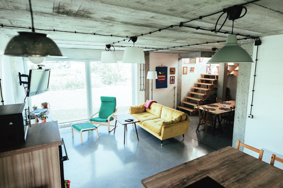 Posadzkę wykonano z betonu posadzkowego zatartego na ostro