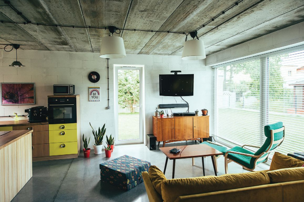 W dużych płaszczyznach wycięto szczeliny dylatacyjne