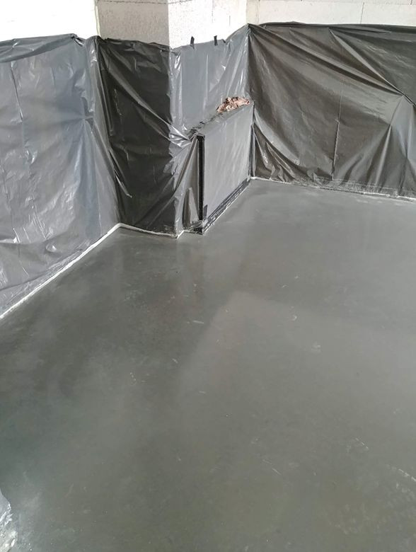 Przed wylewaniem betonu, właściciele zabezpieczyli ściany folią