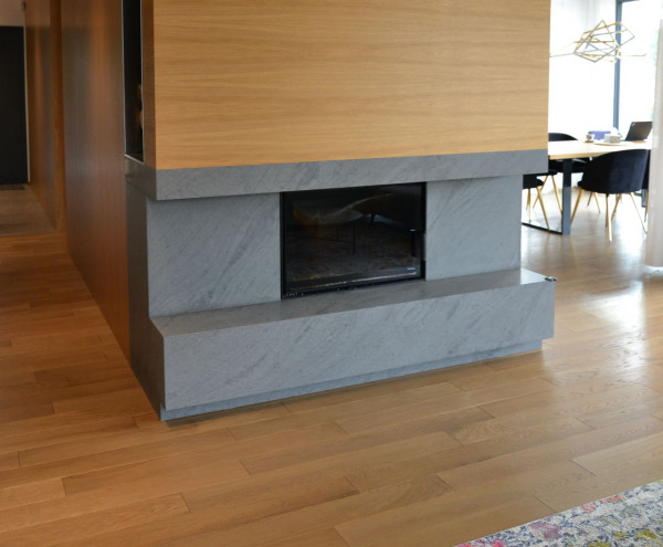 Posadzka ma odcień ciemniejszy i zimniejszy od reszty elementów z drewna