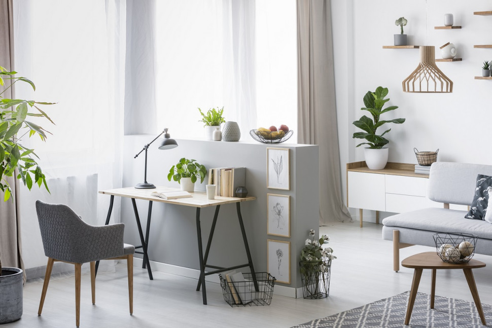 Domowy kącik do pracy urządzony w bieli farbami Jedynka Perfekcyjna Plus. fot. Jedynka