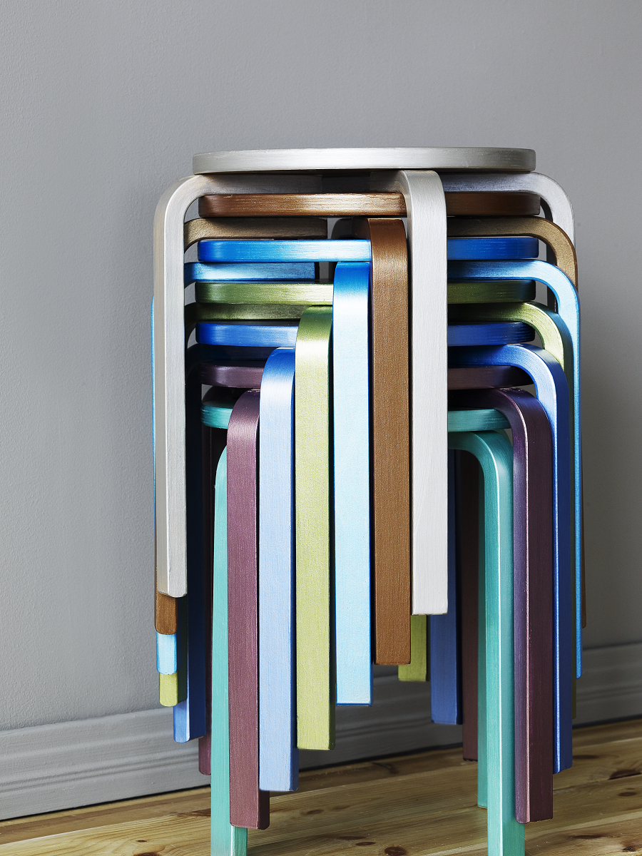 Proste w formie taborety pokryte farbą Tikkurila Taika Pearl Paint w różnych kolorach