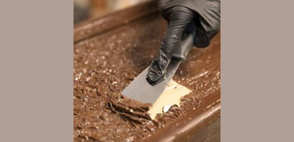 Krok 4 - usuwanie starej powłoki za pomocą szpachli