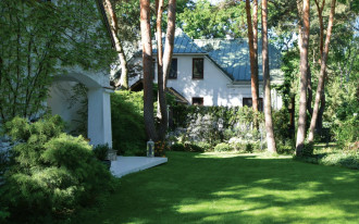 Ogród pełen gry słońca i cienia