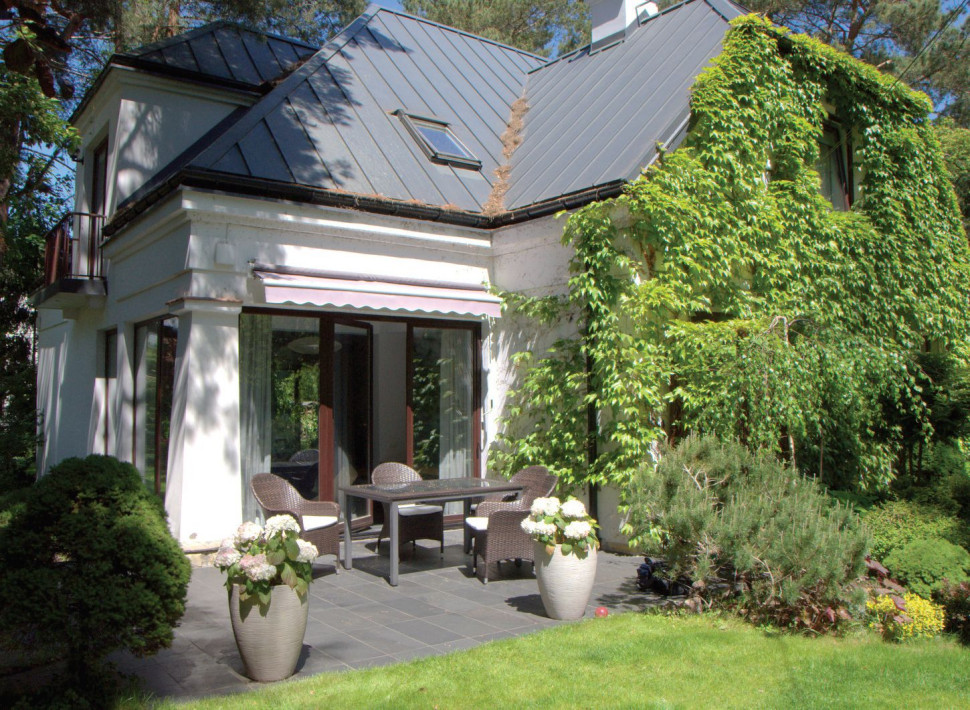 Właściciele od razu zakochali się w winobluszczu trójklapowym, który zarasta elewacje