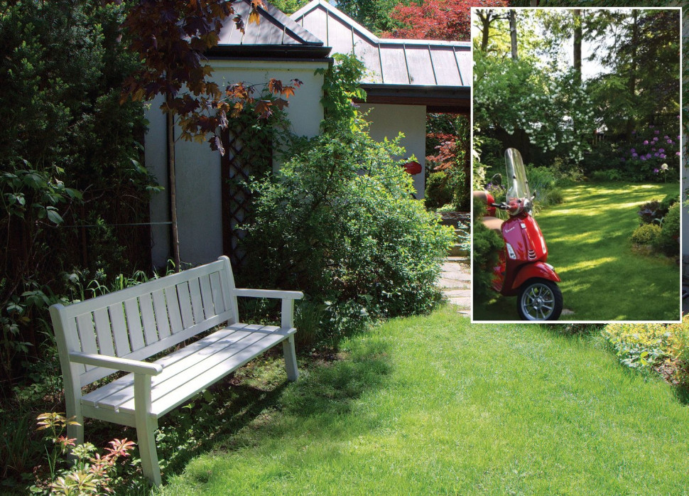 W kąciku wypoczynkowym, znajdującym się przy parkingu ikonicznego skutera Vespa, również pojawił się biały element - ławka