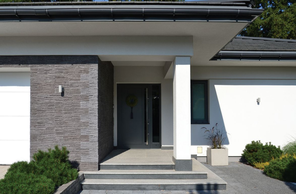 Wejście do parterowego domu