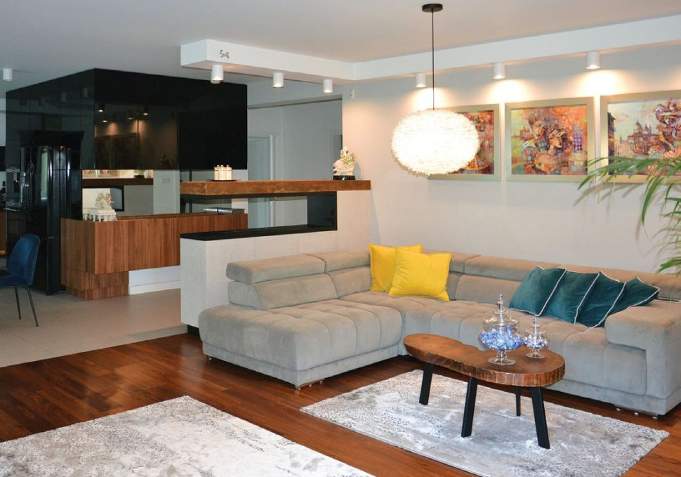 Strefa dzienna z widokiem na kuchnię