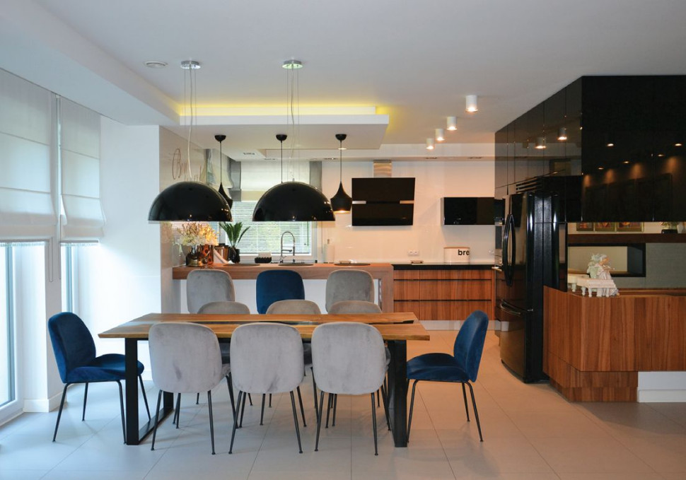 Stół z drewnianym blatem (ze wstawką z żywicy) oraz tapicerowane krzesła