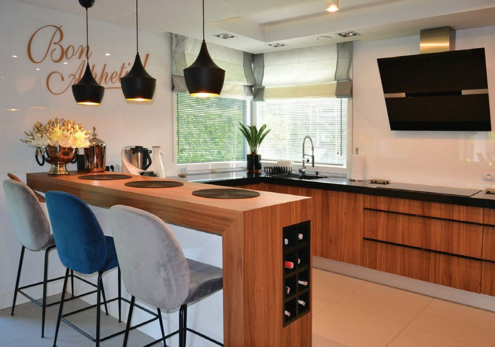 Półwysep w kuchni z miejscem na wino