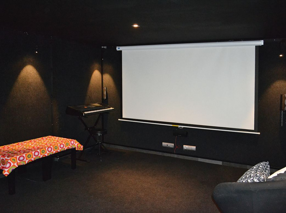 Salle de divertissement avec cinéma maison au sous-sol
