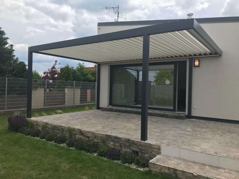 Pergola tarasowe tuż przy elewacji budynku. fot. AWILUX