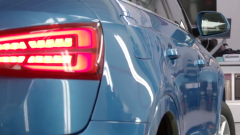 Zobacz jak naprawić rysy na karoserii za pomocą nowych krążków i arkuszy ściernych Norton Q775 SuperFlexible Film