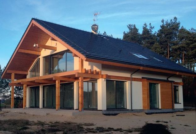 Dom jednorodzinny, w którym konstrukcję wykonano z drewna klejonego